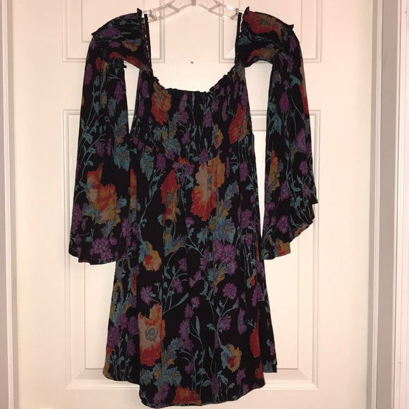 UO Ecote Elora Off the Shoulder Smocked Tunic - Picture 6 of 10